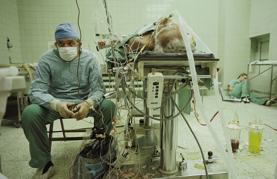 زبیگنیو رلیگا بعد از 23 ساعت عمل جراحی پیوند قلب در حال تماشای علائم حیاتی بیمار خود
