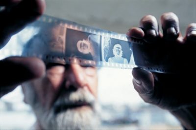 آلبرتو کودا که نگاتیو معروف‌ترین عکس نمادین جهان را در دست دارد