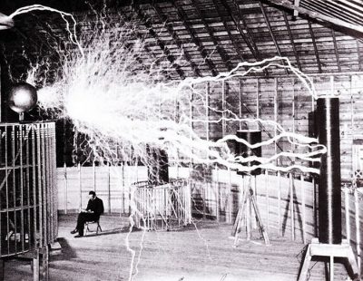 نیکولا تسلا در آزمایشگاه خود، دسامبر 1899
